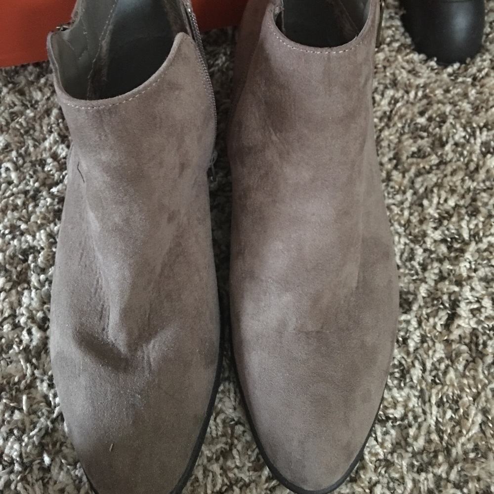 Ankle suede boots